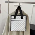 Bolso tote amplio con patrón geométrico de cruces negras y asas anchas de tela - Blanco