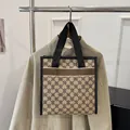 Bolso tote marrón con monograma, correas negras y patrón de letras para uso diario - Caqui