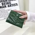 Piccola borsa porta carte in pelle sintetica verde scuro lucida con stampa coccodrillo - Verde Scuro