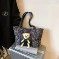 Grande borsa tote leopardata con dettaglio orsetto di peluche e tracolla in pelle nera - Nero