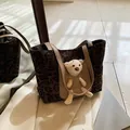 Borsa tote leopardata con cinturini in pelle marrone e ciondolo orsetto di peluche - Marrone