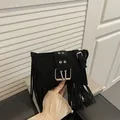 Borsa a tracolla nera in finto camoscio con lunghe frange e fibbie argentate alla moda - Nero