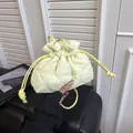 Gesteppte hellgelbe Puff-Beuteltasche mit wattiertem Cloud-Design und Kordelzug - Gelb