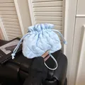 Gesteppte hellblaue Beuteltasche mit Kordelzug, Rüschen und Rautensteppmuster - Blau