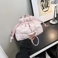 Rosafarbene Kordelzug-Beuteltasche mit Herzsteppung und seidiger Textur im Wolken-Stil - Rosa