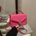 Modieuze magenta crossbodytas met gouden slotbeslag en een bovenste handvat - Rozerood