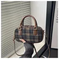Dettaglio della borsa a mano vintage in lana a quadri con finiture in pelle marrone - Nero