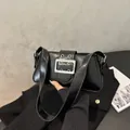 Schwarze Baguette-Schultertasche mit großer Silberschnalle und glänzendem Leder-Finish - Schwarz