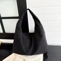 Minimalistische zwarte nylon schoudertas in hobo-stijl voor dagelijks woon-werkverkeer - Zwart
