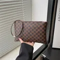 Braune Vintage-Clutch mit Buchstaben-Print und metallischem Handgelenksgriff für Damen - Stil M Kaffee