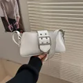 Weiße minimalistische Schultertasche aus Kunstleder mit breitem Gürtel und Schnalle - Weiß