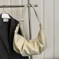 Elegante bolso nube plisado blanco crema con correa anudada y diseño de media luna - Blanco Roto