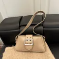 Minimalistische beige Baguette-Tasche mit großer silberner Metallschnalle und Riemen - Khaki