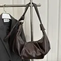 Bolso de hombro croissant plisado marrón oscuro con cuero sintético y correa anudada - Marrón