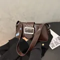 Dunkelbraune Lackleder-Achseltasche mit markanter silberner quadratischer Metallschnalle - Dunkelbraun