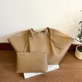 Dettaglio della borsa tote in pelle martellata kaki e borsellino coordinato set - Cachi