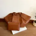 Dettaglio della borsa tote marrone caramello con trama martellata e pochette abbinata - Marrone Giallastro