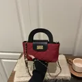 Borsa trapuntata rosso scuro con patta in pelle nera e chiusura in metallo dorato - Rosso