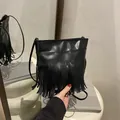 Borsa a tracolla nera minimalista con lunghe frange e una sottile tracolla lunga - Nero