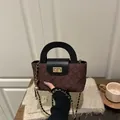 Borsa a tracolla trapuntata marrone con chiusura dorata e dettaglio catena elegante - Marrone