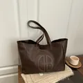 Große dunkelbraune Shopper-Tasche mit Logo-Prägung und strukturierter Kunstleder-Optik - Kaffeebraun