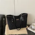 Modische schwarze Cord-Einkaufstasche mit Lederbesatz und goldenem Logo-Detail - Schwarz
