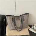 Schicke graue Cord-Einkaufstasche mit Kunstlederriemen und Vintage-Branding auf Plüsch - Grau