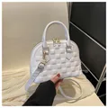 Elegante borsa a mano bianca da donna con motivo a scacchi e tracolla regolabile - Bianco