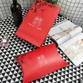 Elegante confezione regalo rossa per sciarpa e borsa in carta con motivi floreali - 34x20cm / Rosso - Sciarpa Pregiata (Vite Rossa)