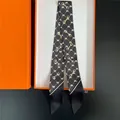 Elegante foulard twilly nero con motivi a morsi dorati e cuori in scatola regalo arancione - Stile Morsetto Pois Nero