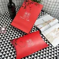 Set regalo per sciarpa rossa con borsa in carta lusso e scatola confezione a cuscino - Rosso - Sciarpa Pregiata (Vite Rossa)