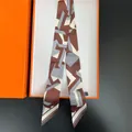 Zijden sjaal met geometrisch patroon in bruin en beige in een luxe oranje geschenkverpakking - Lang lint / Bruin Grijs Abstract (C310-5)