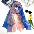 Elegante scialle in seta e lana con ricamo floreale e sfumatura blu e rosa - 180x90cm / Colore 1