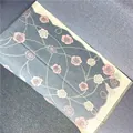 Écharpe bleu-gris sensation cachemire avec motifs floraux roses et détails de franges - Gris clair