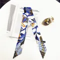 Smalle satijnen sjaal met blauwe ranken en oranje lelieprint voor haar of handtas - Vogelzang Bloemen A / 90cm