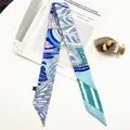 Foulard étroit en satin bleu et violet avec imprimé floral abstrait pour femmes - Vie Vibrante Vert Clair / 90cm