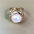 Elegante anello placcato in oro con design a croce cava e una grande perla bianca - Stile B (Design a Croce Cava)