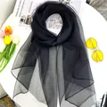 Eleganter schwarzer zweilagiger Organza-Seidenschal, stilvoll kreisförmig arrangiert - Schwarz