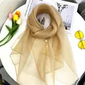 Champagnerfarbener Seidenschal mit feinem Schimmer auf elegantem Lifestyle-Hintergrund - Elfenbein