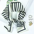 Elegante foulard sottile in seta a righe crema e nero con motivi geometrici e fiocco - Base Bianco Sporco Righe Nere / Bianco
