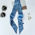 Detalle de un pañuelo de seda azul estrecho con estampado de ciudad y accesorios de moda - Color 3 (Azul Cielo)