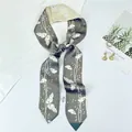 Foulard étroit en soie grise à imprimé papillons blancs sur fond blanc minimaliste - Couleur 2 (Gris Papillon Pois)