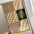 Detalle de bufanda de lana verde oscuro y albaricoque con motivos de caballos y borlas - 180x65cm / Verde