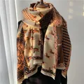 Detalle de bufanda vintage con estampado de caballos, textura gruesa y flecos - 180x65cm / Naranja