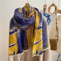 Dettaglio di un'elegante sciarpa blu e gialla con stampa astratta e bordi con frange - 180x65cm / Blu-Giallo