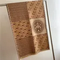 Detalle de bufanda con estampado de caballos, medallón griego y bordes con flecos - 180x65cm / Caqui