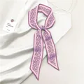 Pañuelo de satén morado con estampado de cachemira y borde rosa sobre seda blanca - Púrpura Paisley