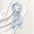 Pañuelo twilly de satén azul claro con estampado paisley en un vestido de seda - Paisley Azul Claro