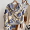Dettaglio ravvicinato della spessa sciarpa in cashmere con stampa girasole e frange - Azzurro
