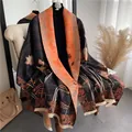 Detail eines doppelseitigen Schals mit schwarz-orangem Kranichmuster und beigen Fransen - Chinesischer Vogel- und Blumenstil / Schwarz